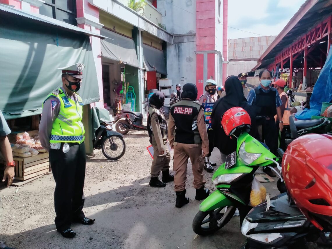 Operasi Yustisi dalam Rangka Pendisiplinan terhadap masyarakat, masa Adaptasi Kebiasaan Baru (AKB) di Wilayah Hukum Polres Seruyan dilaksankan Rutin Setiap Hari di Wilayah Hukum Polres Seruyan, Minggu (18/4/2021). Foto : Tbn