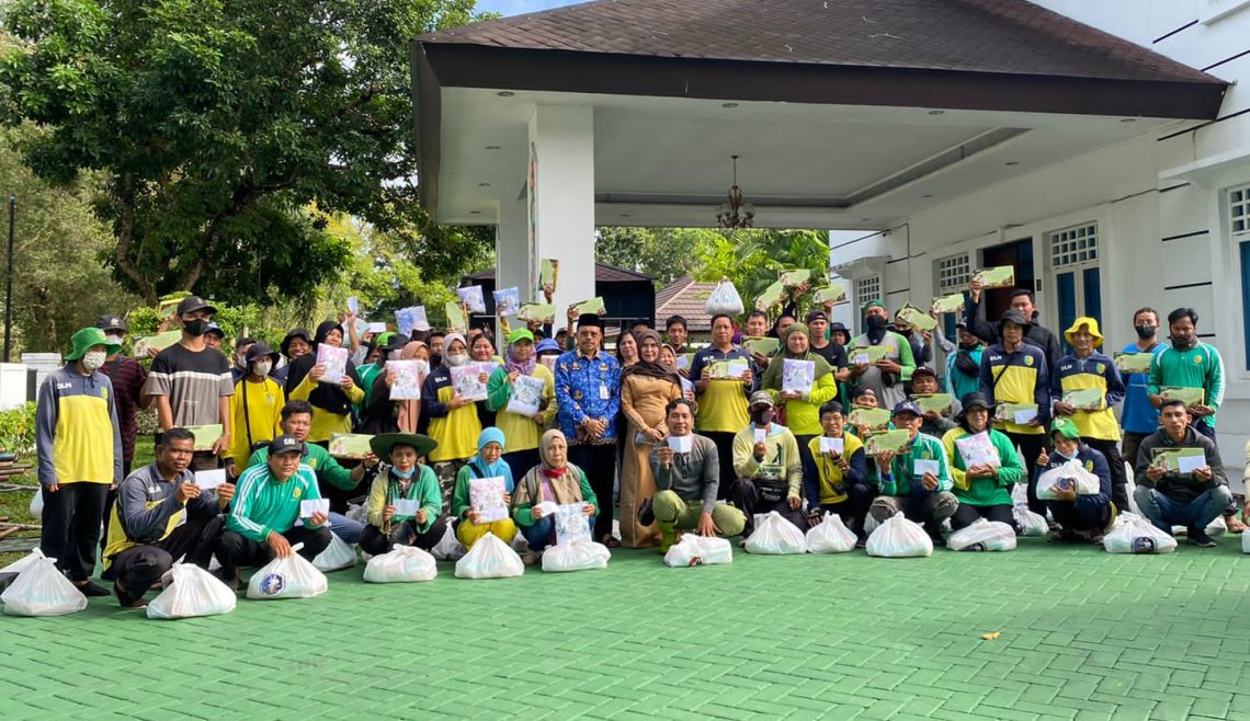Sekda Prov. Kalteng H. Nuryakin saat menyerahkan bingkisan dan uang tunai