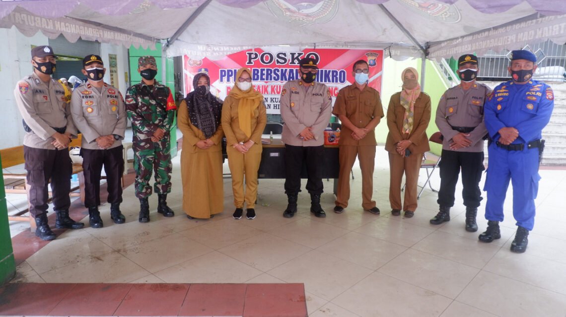 Kasat Binmas AKP Wawan Aryana didampingi Pju Polres Seruyan dan personil melaksanakan kunjungan dan pengecekan posko Pemberlakuan Pembatasan Kegiatan Masyarakat (PPKM) berbasis Mikro di RT.06 RW.02 Pasar Saik Kuala Pembuang, Kabupaten Seruyan, Selasa (18/5/21). Foto : Tbn