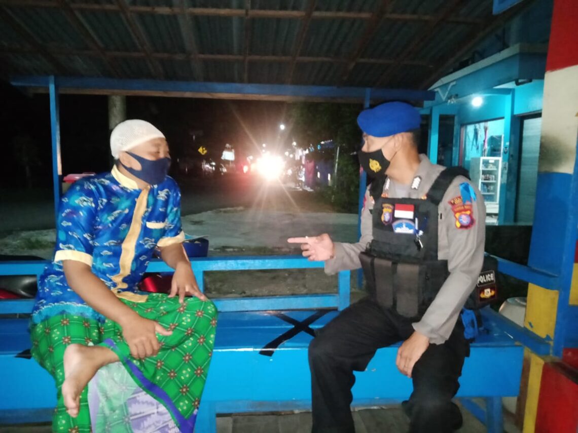 Personil Satpolairud Polres Seruyan selalu berupaya memberikan imbauan dan mengajak masyarakat untuk bersama-sama mentaati protokol kesehatan sebagai upaya mencegah penyebaran Covid-19, Selasa (18/5/2021). Foto : Tbn