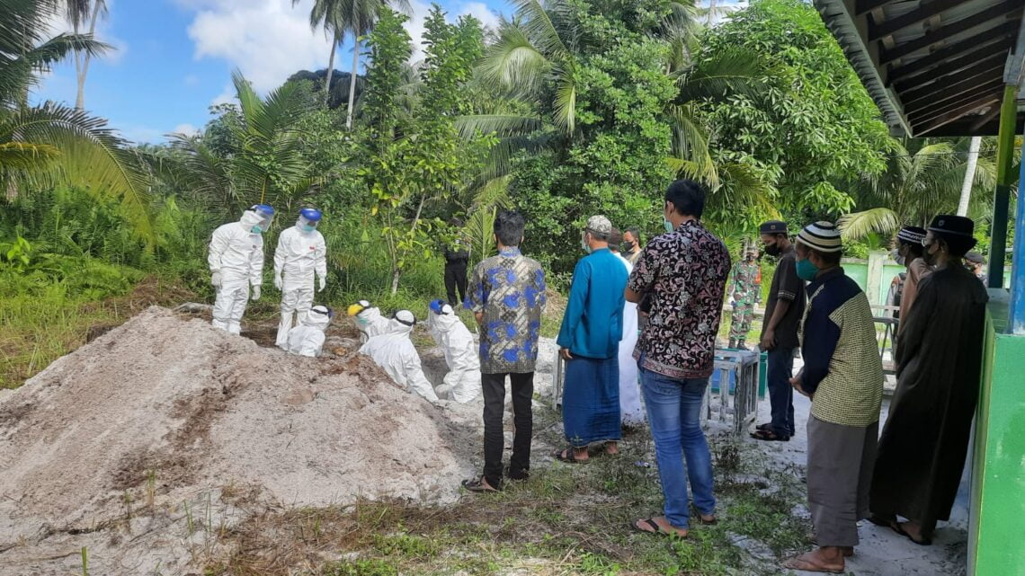 Untuk memastikan proses pemakaman warga yang terpapar Covid-19 berjalan aman sesuai Protokol Kesehatan (Prokes), Sat Sampta Polres Seruyan melakukan pengawalan, Minggu (18/7/2021). Foto : Tbn