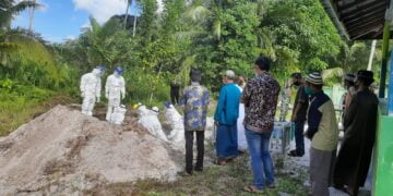 Sat Samapta Polres Seruyan Kawal Pemakaman Jenazah Covid-19