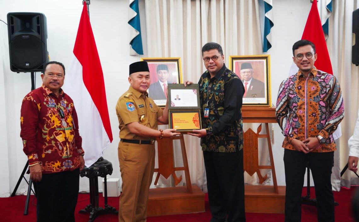 Gubernur Kalteng saat menerima Token of Appreciation dari Kepala Perwakilan BI Prov. Kalteng Yura Adalin Djalins