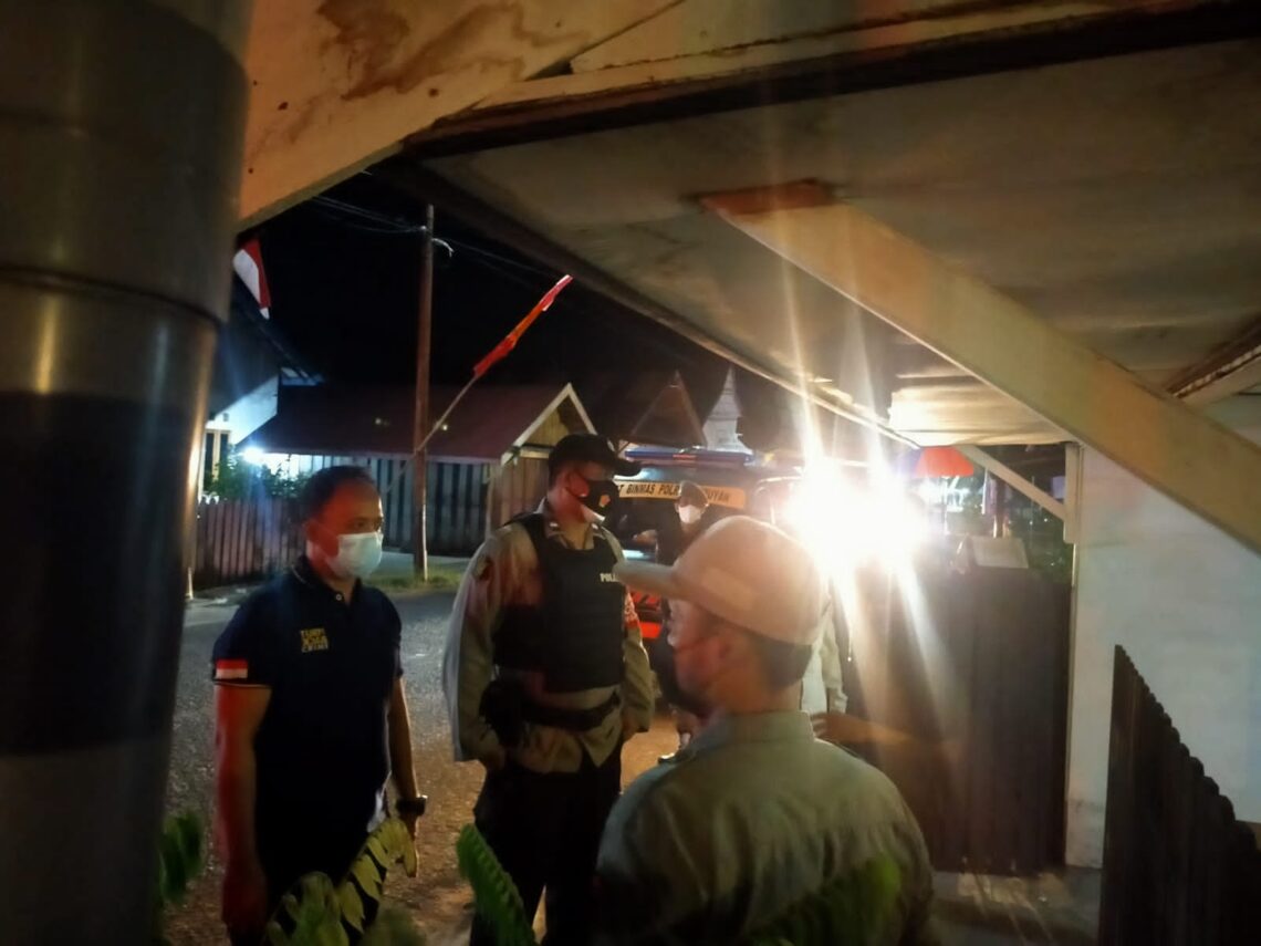 Regu KRYD Polres Seruyan dipimpin oleh Ka SPKT Polres Seruyan melaksanakan Patroli Himbauan Prokes Kepada Masyarakat di Seputaran kota Kuala Pembuang, Selasa (17/8/2021) malam. Foto : Tbn