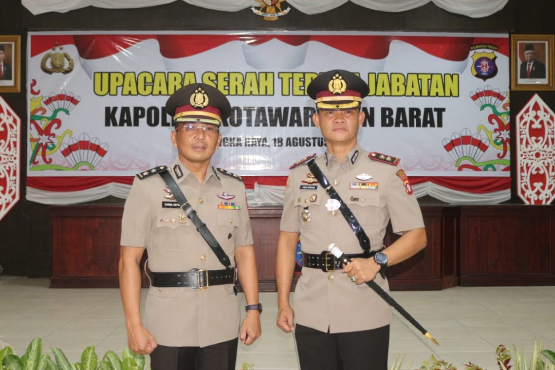 o - AKBP Elieser Dharma B. Ginting, S.H., S.I.K., M.H. berfoto bersama dengan penggantinya AKBP Andi Kirana, S.I.K., M.H. (pegang tongkat komando). Foto : TBN.