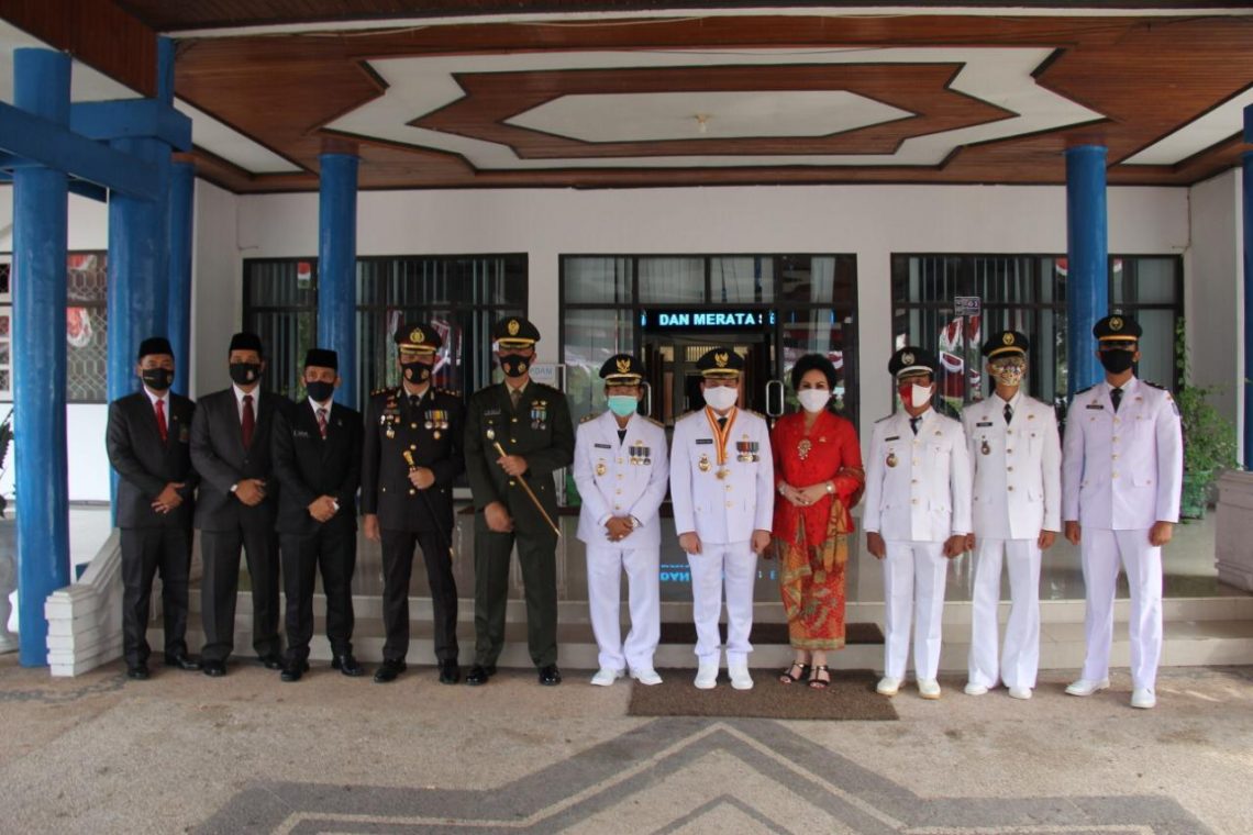 Bupati Kapuas Ben Brahim S. Bahat foto bersama Forkompimda Kapuas usai apel HUT RI di Kuala Kapuas, Senin (17/8/2020). Foto : Ist