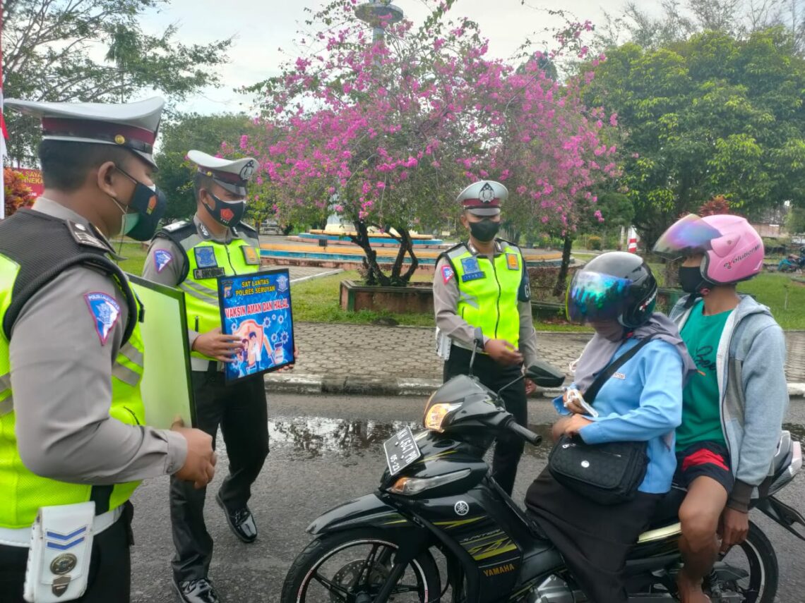 Sat Lantas Polres Seruyan jajaran Polda Kalteng, melaksanakan pendisiplinan dan sosialisasi pencegahan penyebaran Covid-19 dalam kota Kuala Pembuang, Kabupaten Seruyan, Provinsi Kalteng, Rabu (18/8/2021). Foto : Tbn