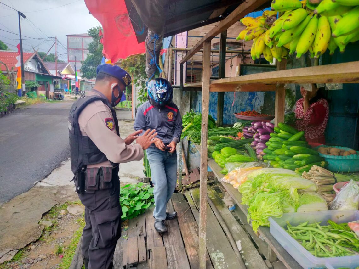 Satpolairud Polres Seruyan terus ditingkatkan pada saat Patroli dan sambang kepada Masyarakat, anggota juga menitipkan pesan kepada masyarakat untuk tetap menjaga Kesehatan dan mentaati Protokol Kesehatan, Rabu (18/08/2021). Foto : Tbn