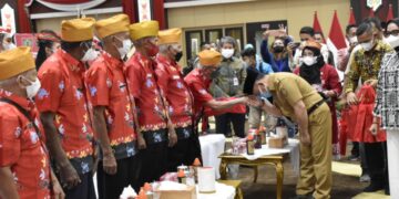 Gubernur H. Sugianto Sabran Serahkan Tali Asih untuk Veteran Pejuang dan Paskibraka