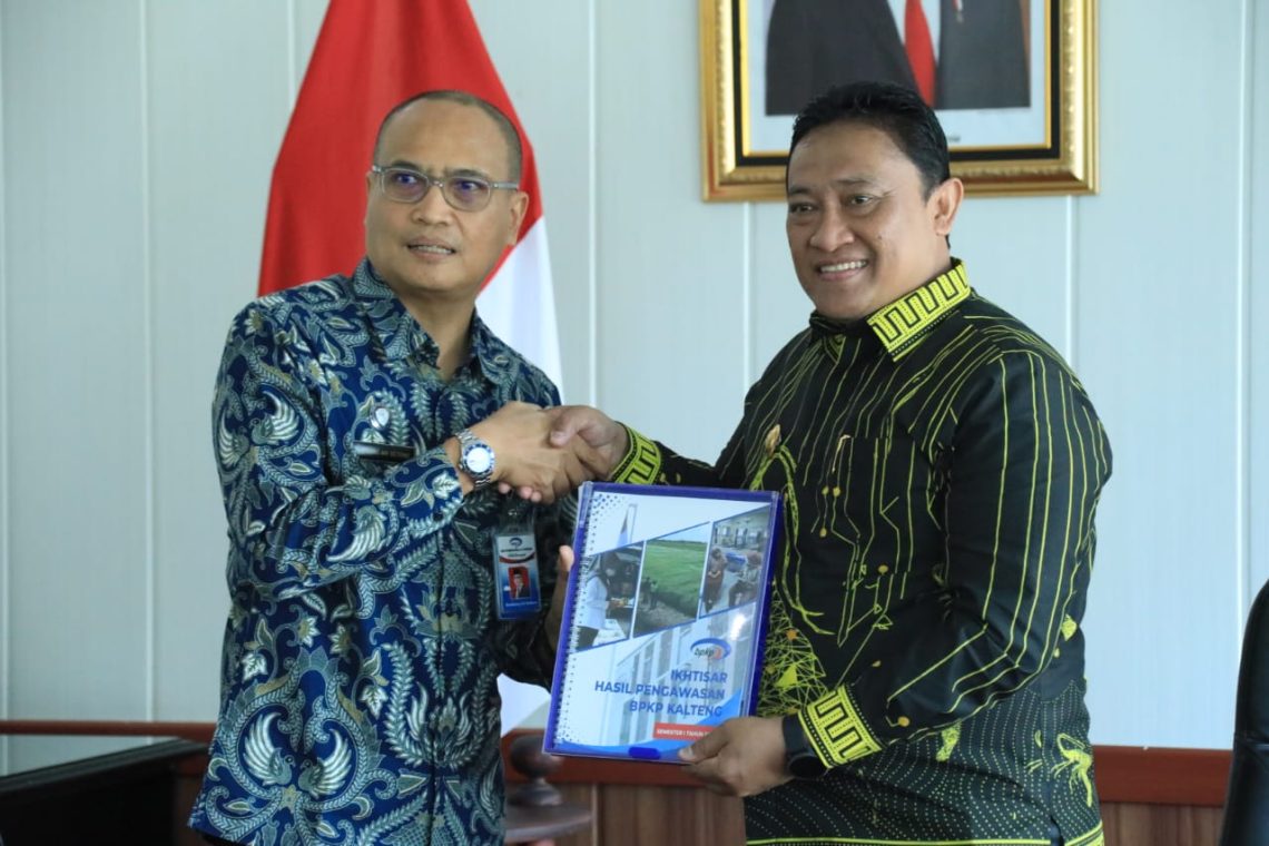 Wakil Gubernur Kalteng H. Edy Pratowo saat menerima Laporan Hasil Pengawasan Semester I Tahun 2023 dari Kepala Perwakilan BPKP Kalteng Bambang Ari Setiono
