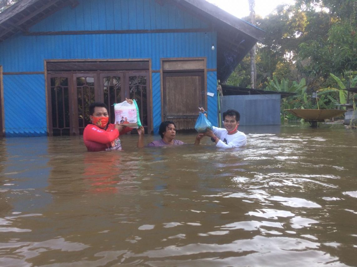 Relawan Sugianto Sabran menyalurkan bantuan sembako kepada warga terdampak banjir di Kabupaten Katingan. Foto : ari