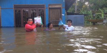 Relawan Bantu Korban Banjir Desa Tewang Rangkang