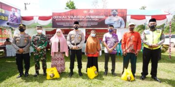 Kapolres Seruyan Berikan Bansos ke Warga dan Vaksinator