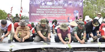 Atasi Laju Inflasi, Gubernur Sugianto Pimpin Gerakan Tanam Bawang Merah dan Cabai