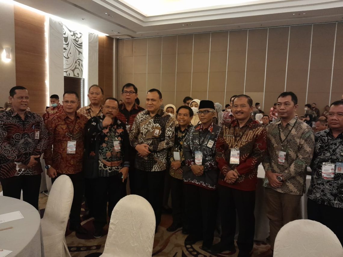 Ketua KPK Firli Membuka rapat Koordinasi Pembentukan Desa Antikorupsi, tampak Foto Bersama dengn Sekda Kalteng, H Nuryakin