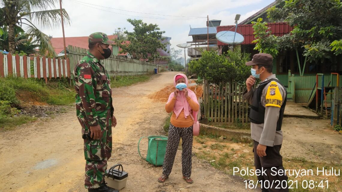 Personel Polsek Seruyan Hulu membagikan masker gratis kepada masyarakat Kec. Seruyan Hulu. Foto : Tbn