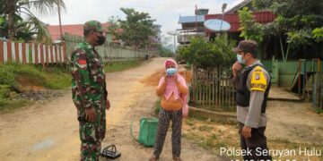 Polsek Danau Sembuluh Bagikan Masker Gratis kepada Masyarakat