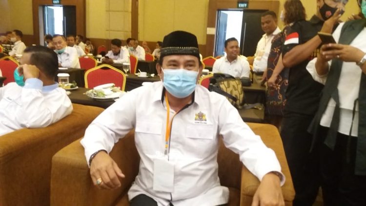 Drs. Barthel B. Usin saat difoto setelah terpilih secara aklamsi menjadi Ketua Umum Kadin Kalteng periode 2020-2025 pada hari Senin tanggal 18 Desember 2020 lalu. FOTO : fer
