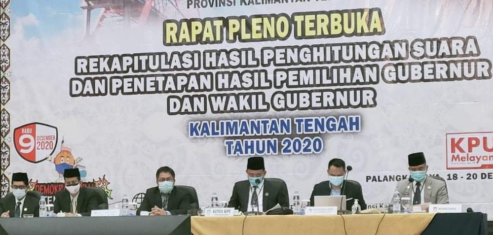 KPU Kalteng saat melakukan rekapitulasi suara Pilgub Kalteng, Jumat, 18 Desember 2020