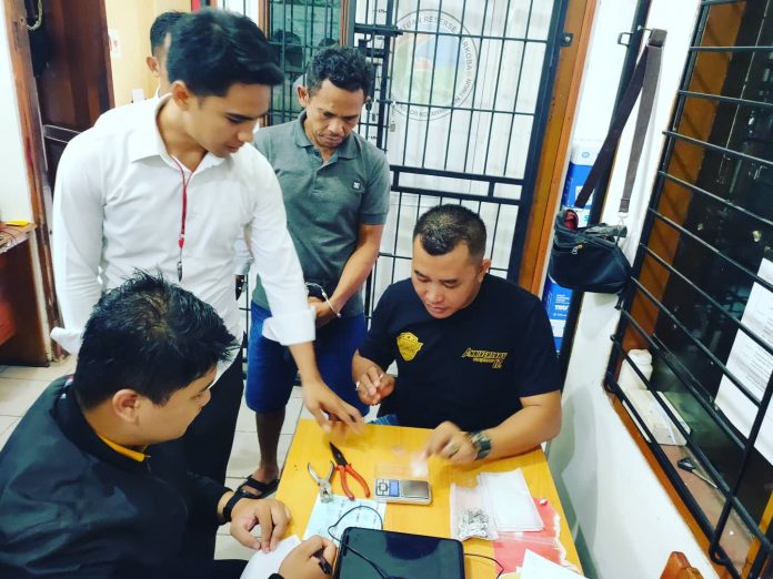 Aparat Polsek Cempaga saat memeriksa sejumlah pemilik nakoba di daerah setempat yang ditangkap polisi. Foto : Tbn