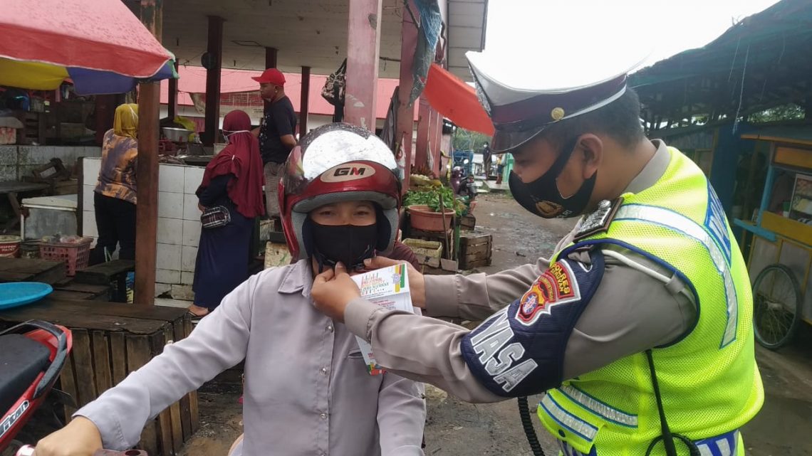 Satlantas Polres Seruyan Sambangi Warga dan himbau warga untuk Patuhi Protokol Kesehatan Covid19, Khususnya saat berkendara agar menggunakan masker. Selasa,(19/1/2021). Foto : Tbn