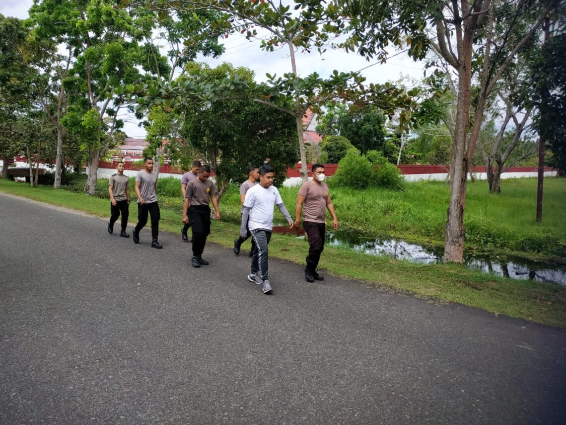 Anggota Polres Seruyan berpostur tubuh gendut menjalani program Pengendalian Berat Badan (PBB) dengan berolahraga senam dan lari siang mengelilingi perkantoran Pemerintah Daerah, Rabu (19/1/2022). Foto : Tbn