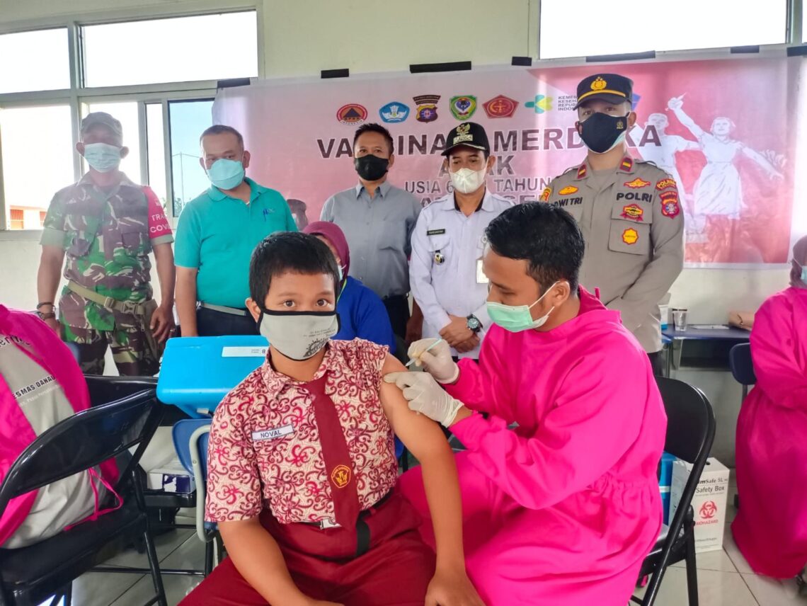 Polsek Danau Sembuluh bersama Camat Danau Sembuluh dan Koramil 1015-15 Telaga Pulang dalam rangka sukseskan Vaksinasi terhadap anak-anak yang berumur dari 6 tahun sampai dengan 12 tahun, Tenaga Pendidik, Pelayan Publik, dan Lansia, Rabu (19/1/2022). Foto : Tbn