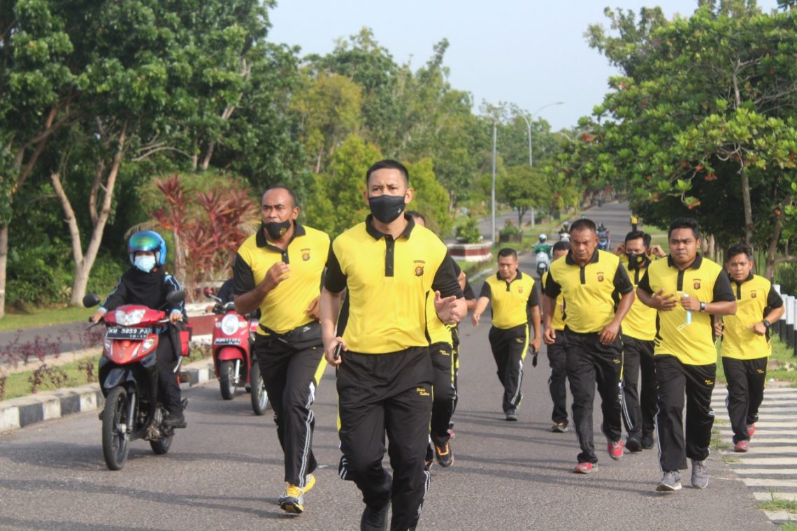 Kapolres Seruyan AKBP melaksakan lari pagi di Jalan A Yani Kuala Pembuang Kabupaten Seruyan, Provinsi Kalteng, Jumat (19/2/2021) pagi. Foto : Tbn