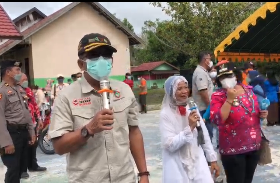 Asisten Pemerintahan dan Kesra Setda Prov. Kalteng Katma F. Dirun saat memberikan motovasi kepada peserta vaksinasi