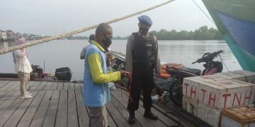 Sambang Masyarakat Pesisir DAS Seruyan Satpolairud Ingatkan Warga Cegah Virus Corona