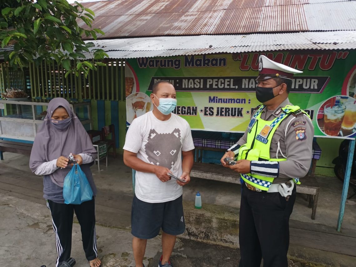 Personil Satlantas Polres Seruyan menghimbau kepada masyarakat untuk peduli dan menerapkan Prokes Covid-19. Foto : Tbn