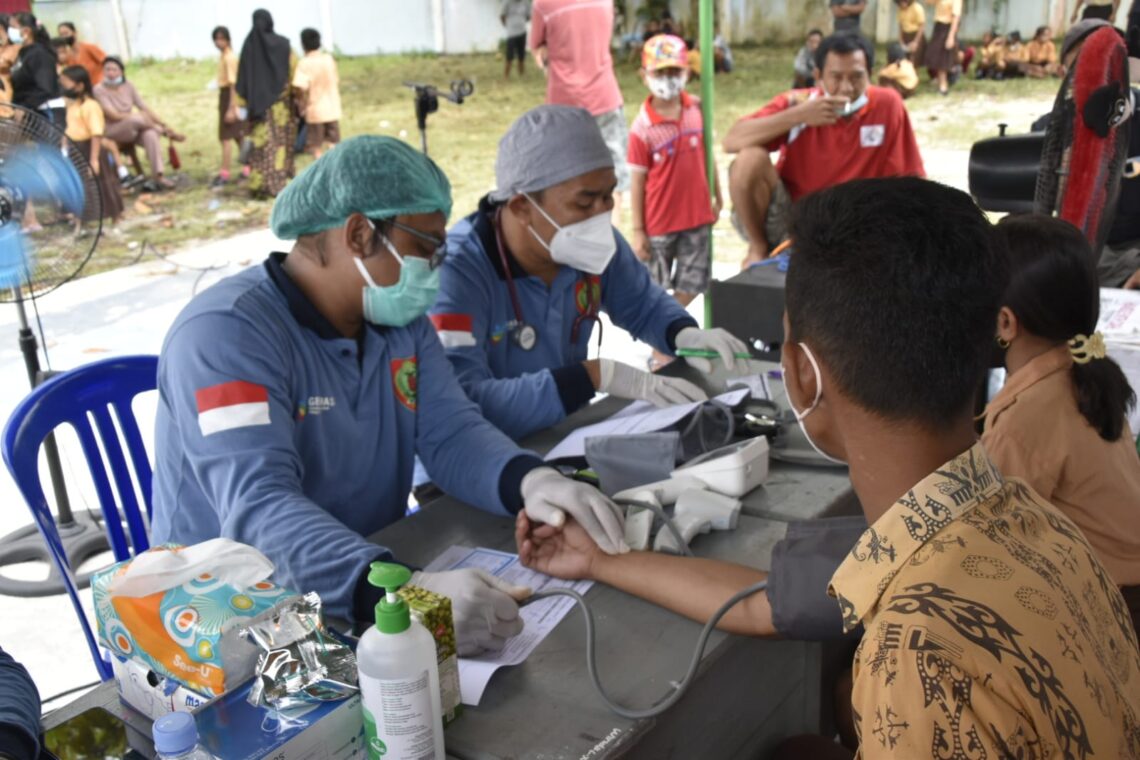 Pelaksanaan vaksinasi Covid-19 di halaman SMAN 1 Timpah, Kecamatan Timpah, Kabupaten Kapuas, Sabtu (19/2/2022). Foto : Ist