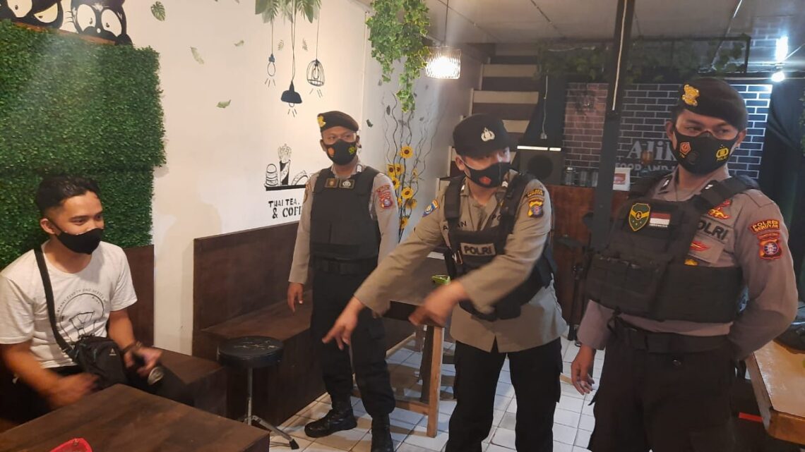 Anggota Polres Seruyan yang tergabung dalam Team KRYD yang betajuk Tim Yustisi gencar melakukan patroli dialogis pada malam hari guna mencegah terjadinya gangguan keamanan dan ketertiban masyarakat, Kamis (18/03/2021). Foto : Tbn