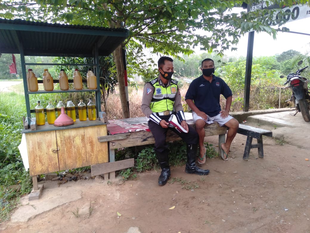 Sat Lantas Polres Seruyan jajaran Polda Kalteng, melaksanakan Pendisiplinan dan Sosialisasi Pencegahan Penyebaran Covid-19 dalam kota Kuala Pembuang, Kabupaten Seruyan, Jumat (19/3/2021). Foto : Tbn