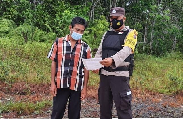 Personel Polsek Seruyan Tengah melakukan sosialisasi terkait Illegal Logging sekaligus bahaya perambahan hutan di Jalan Poros RT. 006 Kelurahan Rantau Pulut, Kecamatan Seruyan Tengah, Kabupaten Seruyan, Provinsi Kalteng, Jumat (19/03/2021) pagi. Foto : Tbn