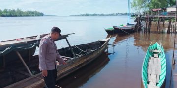 Polsek Seruyan Hilir Cek Debit Air Sungai Sebagai Langkah Antisipasi Banjir