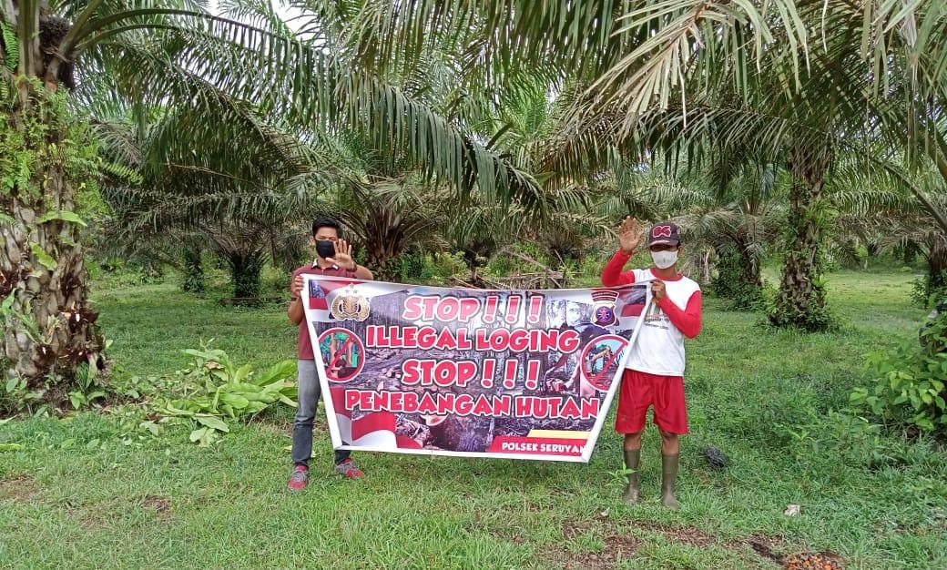 Personel Polsek Seruyan Tengah melakukan sosialisasi terkait Illegal Logging sekaligus bahaya perambahan hutan di Jalan Poros RT. 006 Kelurahan Rantau Pulut, Kecamatan Seruyan Tengah, Kabupaten Seruyan, Provinsi Kalteng, Jumat (19/03/2021). Foto : Tbn