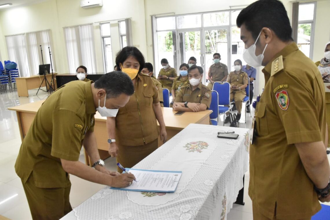 Agus Siswadi Pimpin Sertijab Pejabat Administrator Lingkup Diskominfosantik