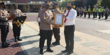 Kapolres Seruyan Berikan Reward 4 Personel yang Berprestasi