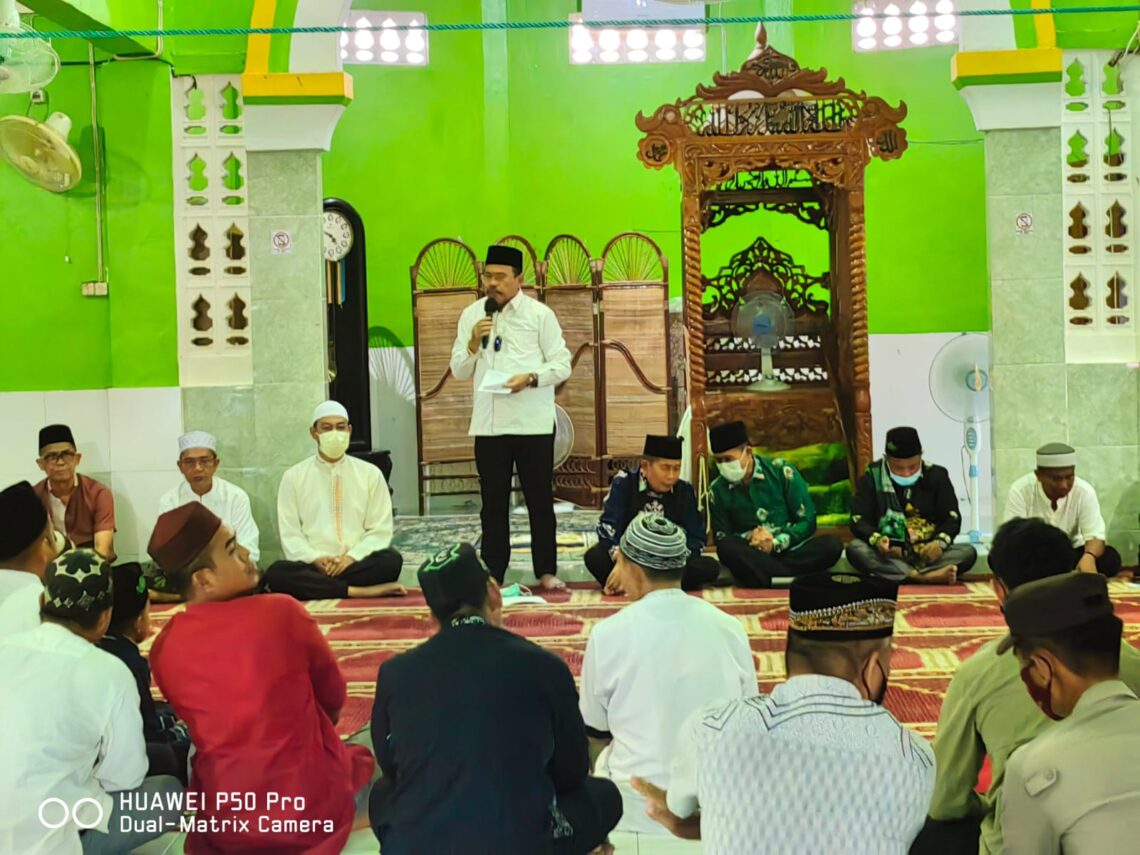 Pj. Sekretaris Daerah Prov. Kalteng H. Nuryakin saat menyampaikan sambutan pada kegiatan Safari Ramadan di Masjid Baiturrahman