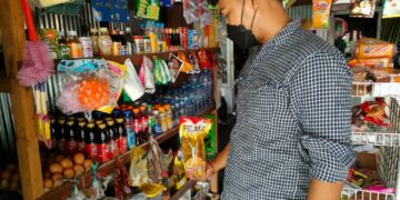 Anggota Polsek Seruyan Hilir Cek Ketersedian Minyak Goreng