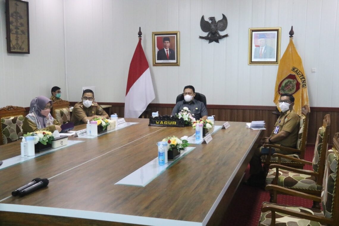 Wakil Gubernur Kalimantan Tengah (Wagub Kalteng) Edy Pratowo mengikuti Rapat Koordinasi Terbatas Pangan secara virtual, melalui konferensi video dari Ruang Rapat Wagub, Kantor Gubernur, Selasa (19/04/2022).