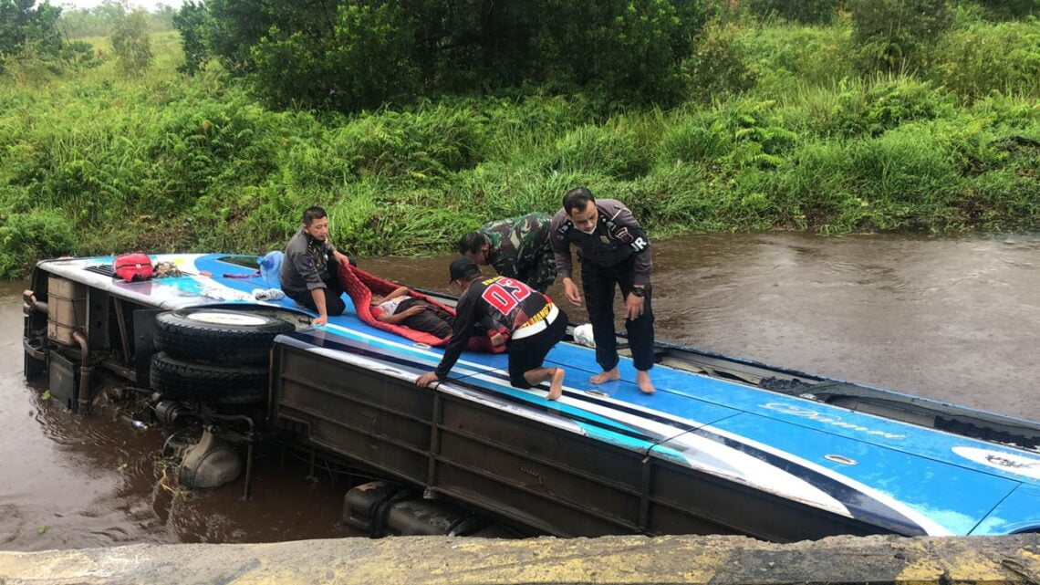 Proses evakuasi korban lakalantas Bus Damri di Jl Mahir Mahar Palangka Raya, Rabu (19/5/2021) pagi. Foto : Ist