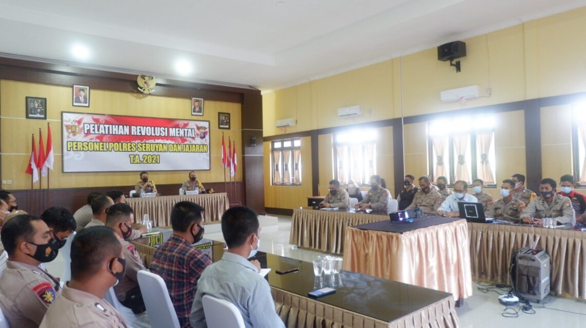 Kapolres Seruyan AKBP Bayu Wicaksono, S.H., S.I.K., M.Si. di Aula Patria Tama Mapolres Seruyan Jalan Ahmad Yani Kuala Pembuang, Kecamatan Seruyan Hilir, Kabupaten Seruyan Provinsi Kalimantan Tengah, dilaksanakan kegiatan pelatihan revolusi mental, Rabu (19/05/2021). Foto : Tbn
