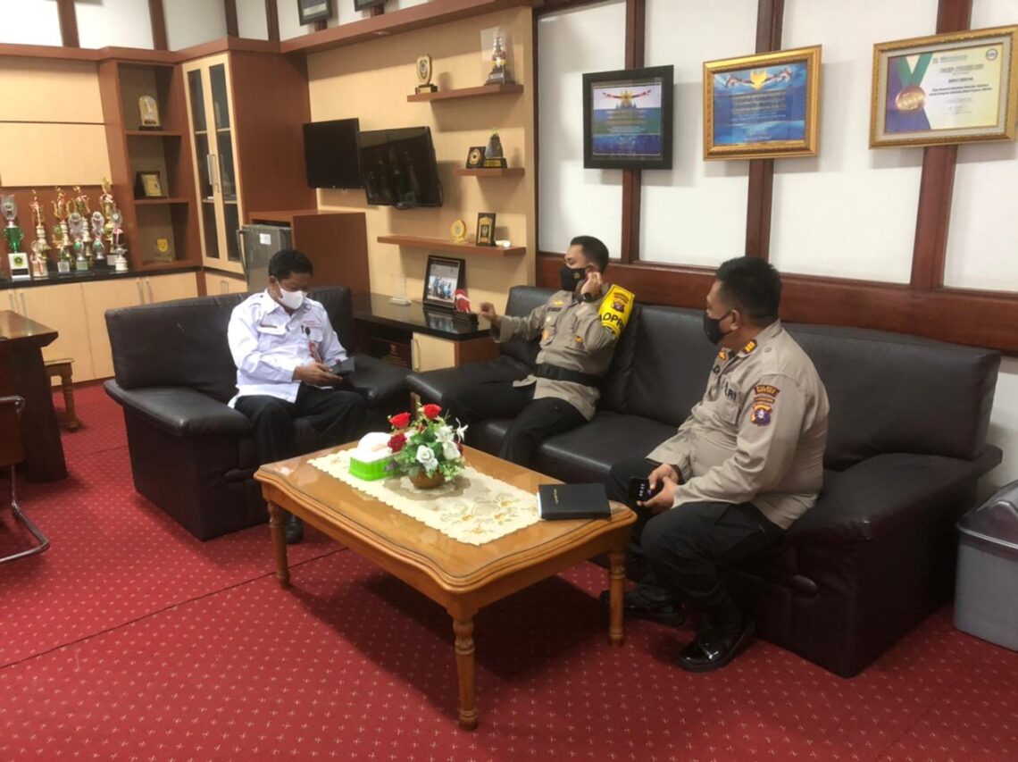 Kapolres Seruyan bersama Kabagsumda Polres Seruyan melaksanakan koordinasi ke Pemerintah Daerah Kabupaten Seruyan yang disambut oleh Sekda Kabupaten Seruyan Drs.H.Djainuddin Noor, Rabu (19/5/2021). Foto : Tbn