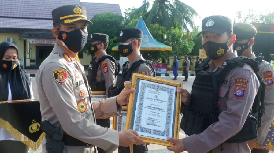 Kapolres Seruyan memberikan reward kepada lima personel Polres Seruyan yang berprestasi atas dedikasinya dalam melaksanakan tugas yang disaksikan Pejabat utama dan seluruh personel Polres Seruyan, Rabu (19/5/2021). Foto : Tbn