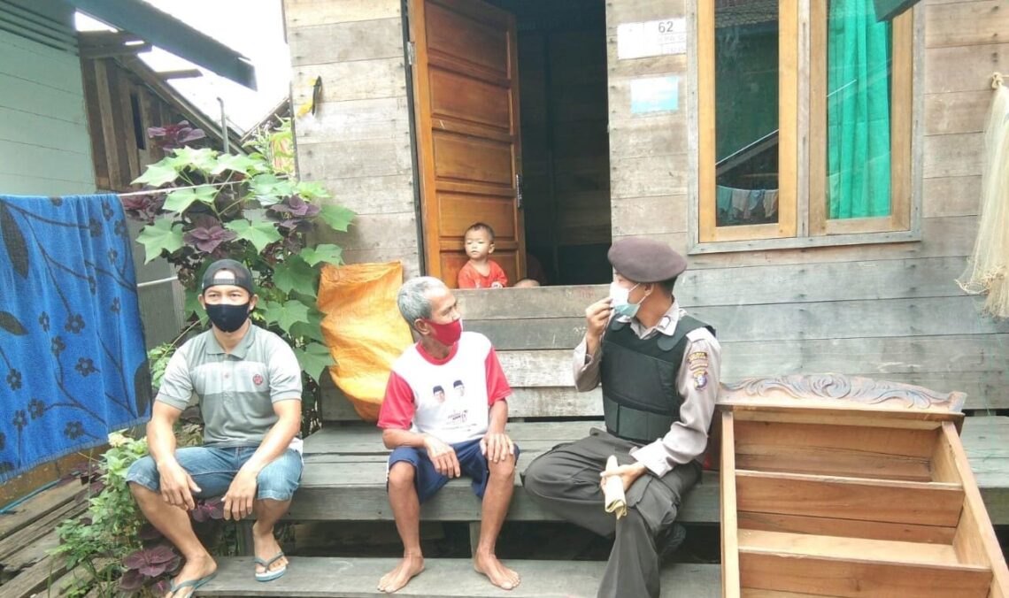 Anggota Polsek Seruyan Hulu Polres Seruyan melaksanakan Sosialisasi Maklumat Kapolda Kalteng tentang larangan membakar hutan dan lahan. Kegiatan yang dilakukan oleh Bripka Jeffry Al Ahmad Desa Tumbang Manjul Kecamatan Seruyan Hulu, Rabu (19/5/ 2021) pagi. Foto : Tbn