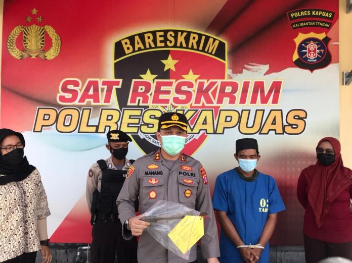 Kapolres Kapuas AKBP Manang Soebeti, S.I.K., M.Si., menggelar konferensi pers terkait pengungkapan kasus oleh Unit Pelayanan Perempuan dan Anak (PPA) Satreskrim Polres Kapuas, jajaran Polda Kalteng atas kasus kekerasan dalam rumah tangga (KDRT), Jumat (18/6/2021). Foto : Tbn