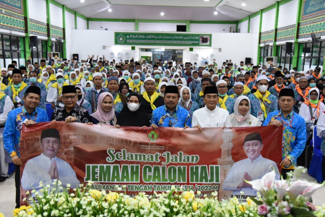 Sekda Prov. Kalteng H. Nuryakin saat melepas Jemaah Calon Haji Kloter 5