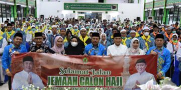 Sekda Kalteng H. Nuryakin Lepas Keberangkatan Jemaah Calon Haji Kloter 5